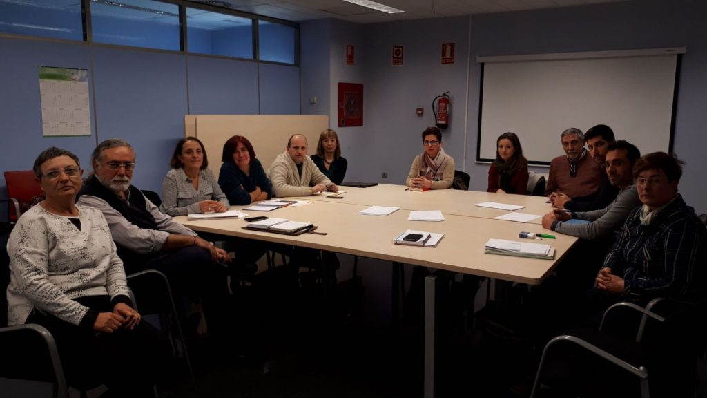 Integrantes de Aire Limpio y representantes públicos de La Hoya durante la reunión mantenida con los responsables del Consell.