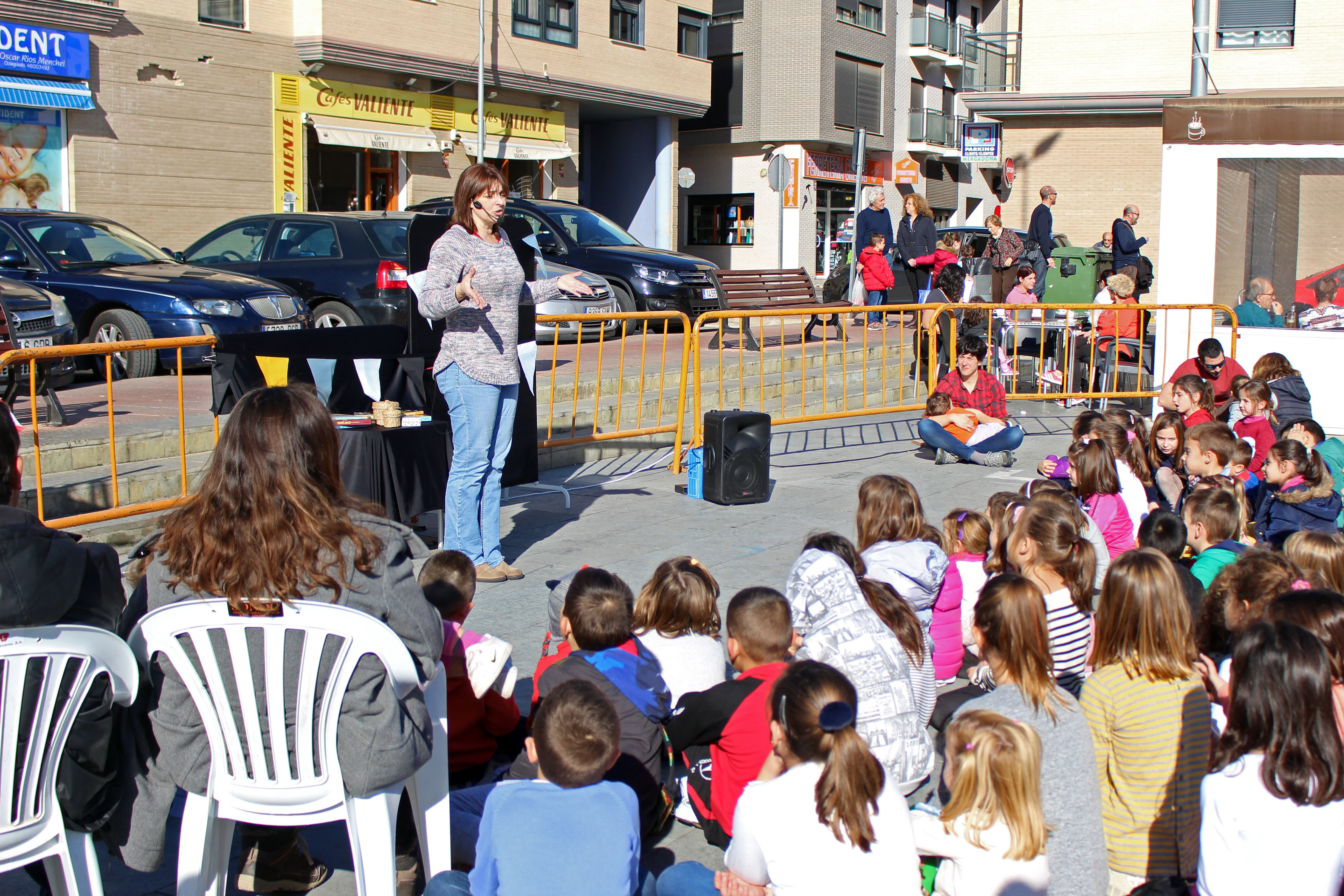 a actividad se ha desarrollado en la plaza II República y ha contado con la colaboración de los monitores de las Escuelas Deportivas Municipales.