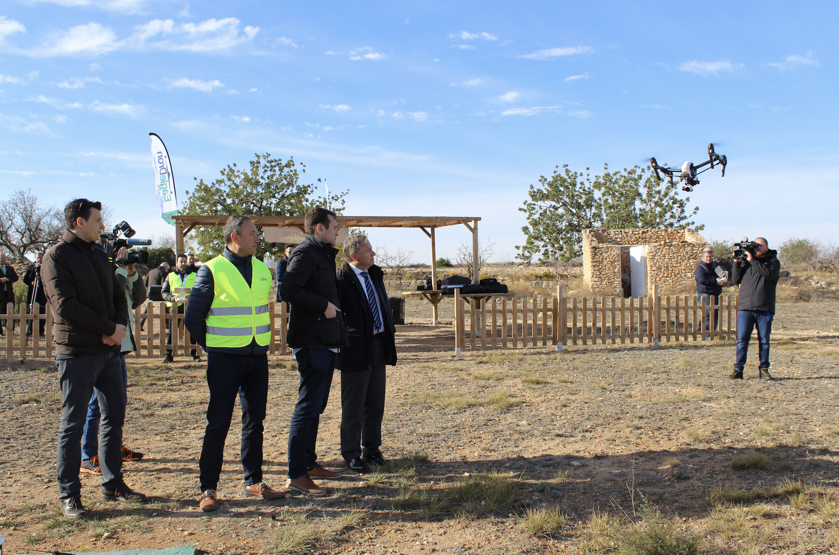 Demostración del funcionamiento de los drones a la que asistió el delegado del gobierno en la Comunidad Valenciana, Juan Carlos Moragues y el alcalde de Cheste, José Morell.