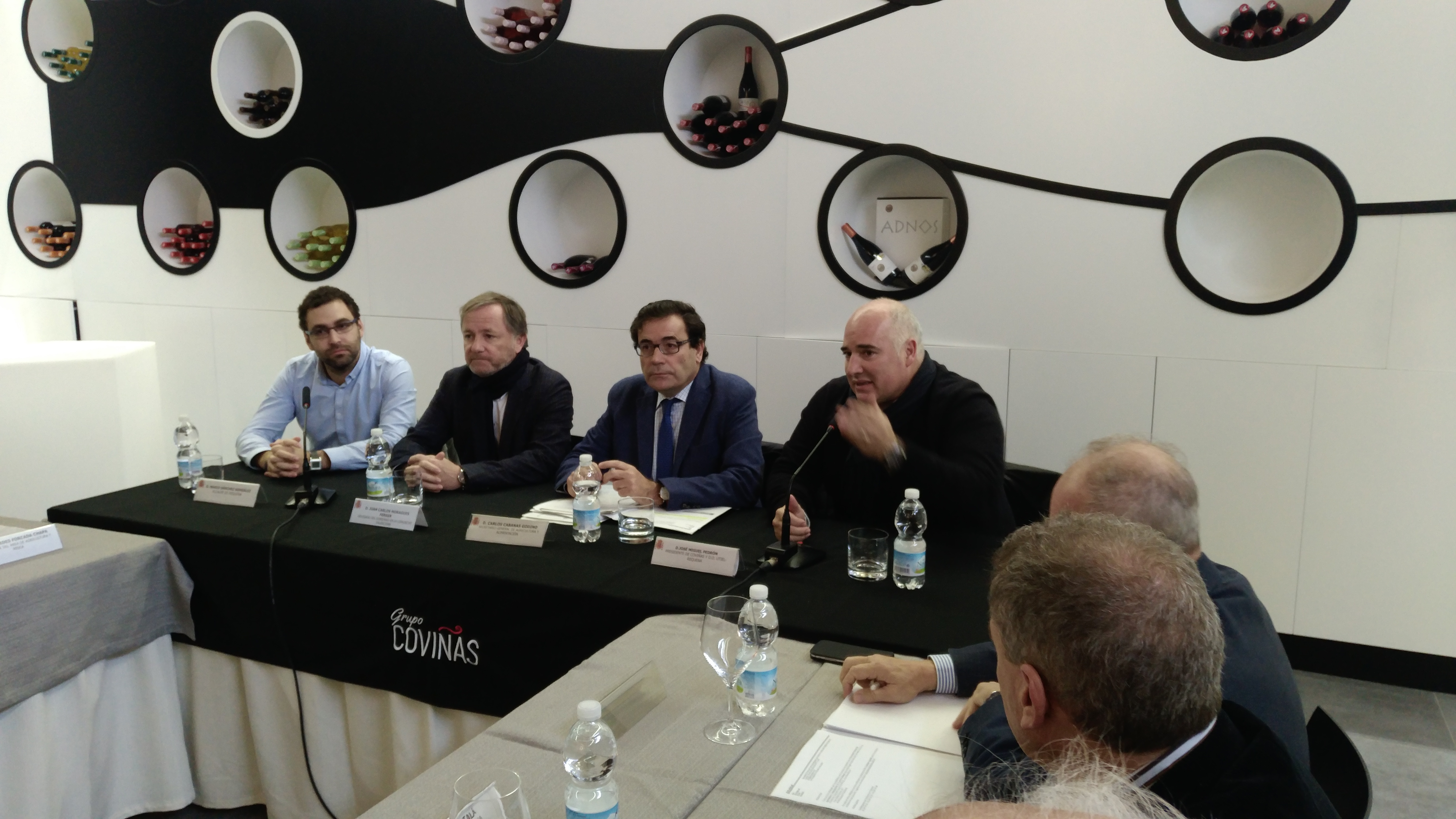 Cabanas se ha desplazado a Requena para reunirse con representantes de cooperativas, agricultores y elaboradores de cava, en compañía del Delegado del Gobierno en la Comunitat Valenciana, Juan Carlos Moragues.