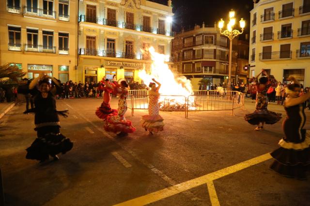 La hoguera municipal estuvo amenizada por un grupo de baile de sevillanas.