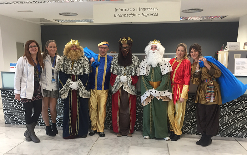 Visita de SM Los Reyes Magos de Oriente a los niños del Hospital de Manises.