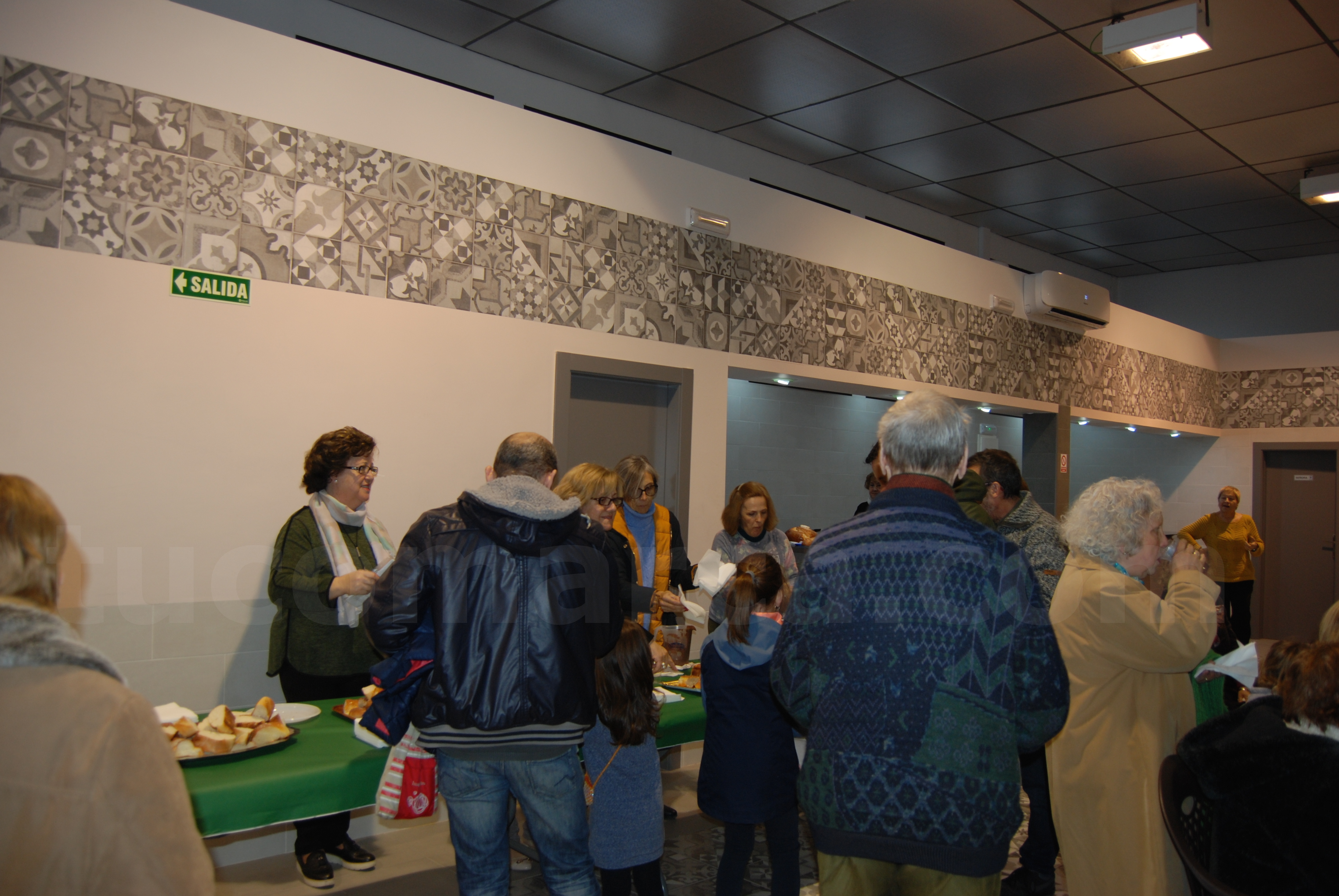 La fría tarde del pasado domingo congregó a mucha gente en esta merienda solidaria.