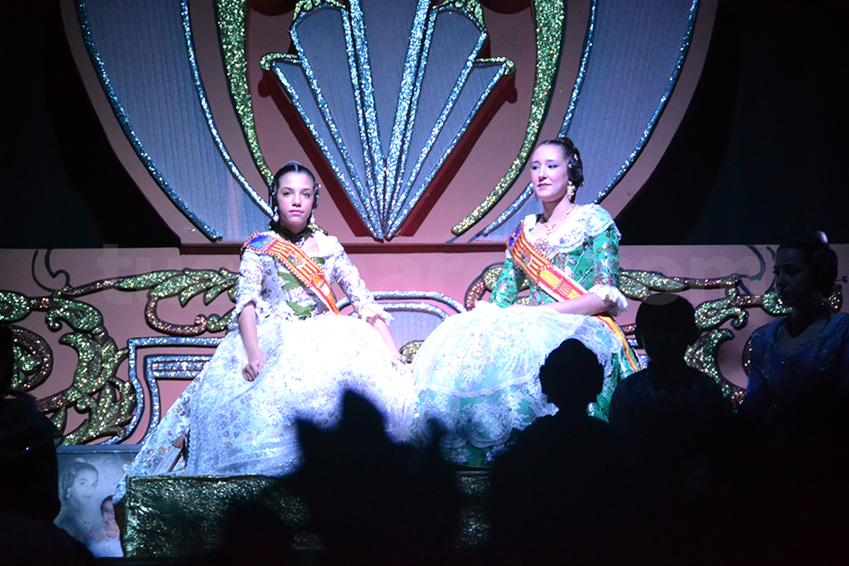 La Falla Nuevo Buñol presentó a sus fallaeras 2018, Samira Zeida y Estefanía Cuesta.