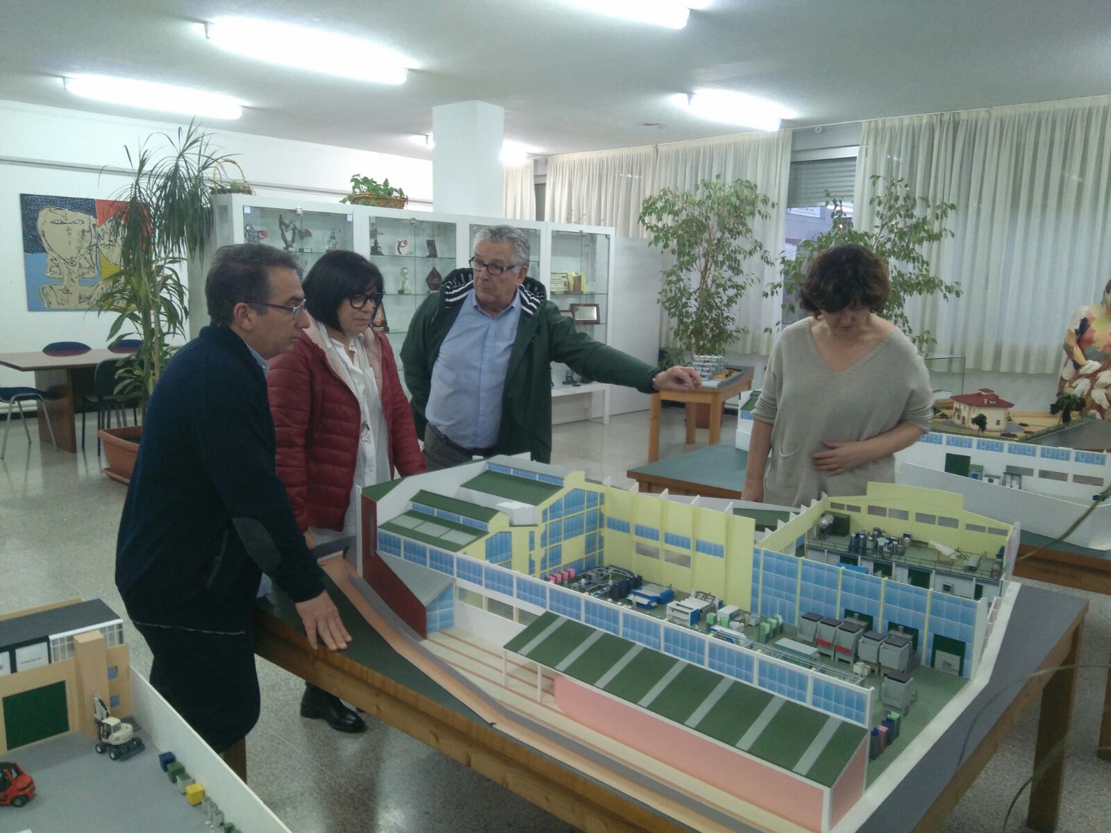 El alcalde, Miguel Tórtola, y la concejala de servicios sociales, Pepa Gimeno, tras su visita a las instalaciones cántabras.