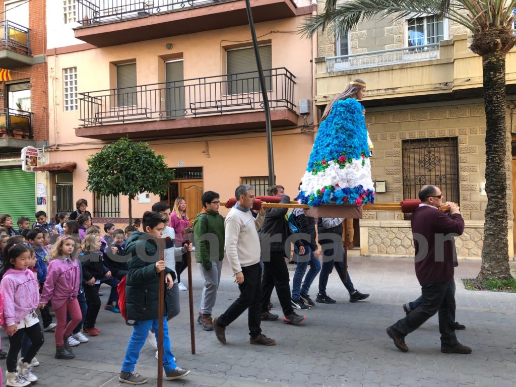 La Romería recorrió las calles de las Ventas en la mañana del pasado viernes.