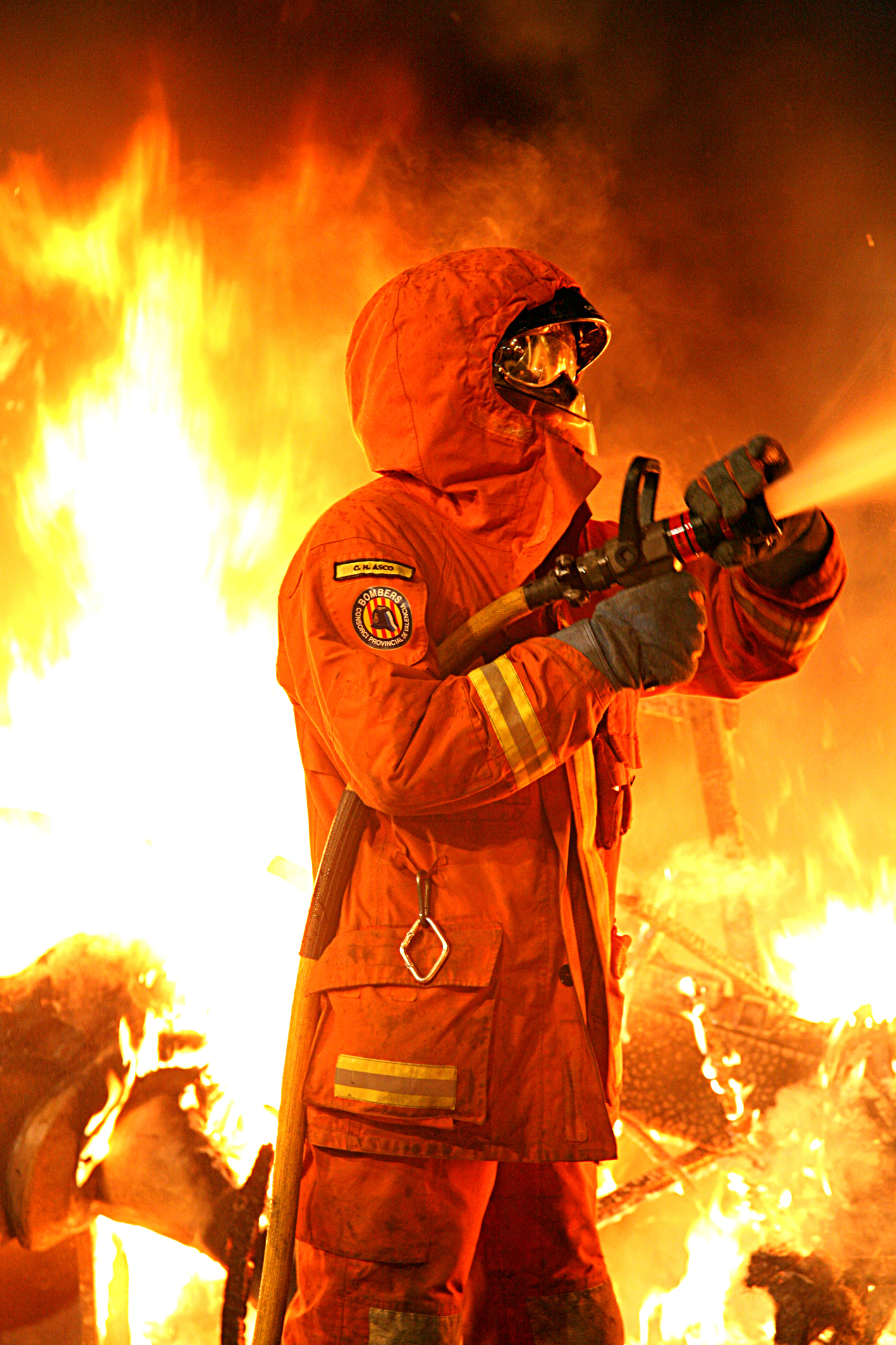 Uno de los efectivos del Consorcio Provincial de Bomberos durante el dispositivo especial de Fallas.
