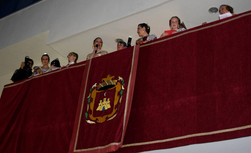 L’Avinguda 2 de Maig es va omplir, este dissabte, d’ambient faller amb la tradicional i multitudinària Crida.