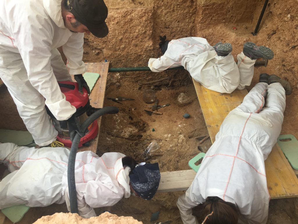 Los expertos de ArqueoAntro en la fosa común 22 del cementerio de Paterna.