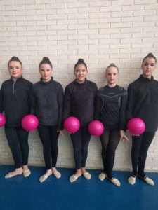 Las cinco jóvenes gimnastas que se han proclamado campeonas.