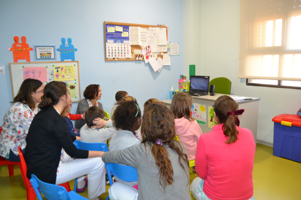 Alrededor de 400 niños se benefician de las terapias de la Unidad de Neurorrehabilitación Infantil del Hospital de Manises.