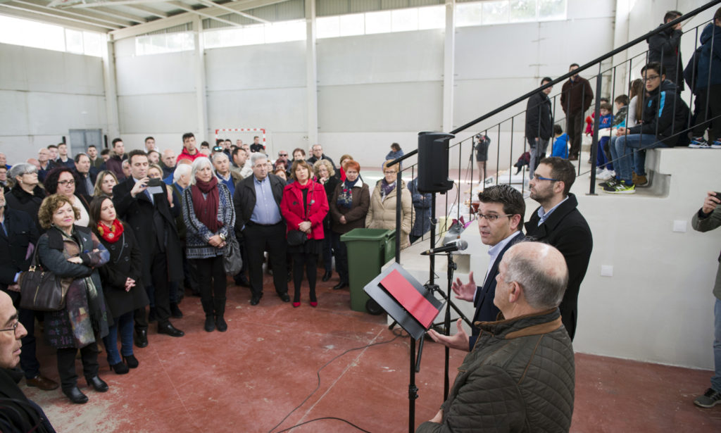 El presidente de la Diputació Jorge Rodríguez junto al alcalde de Requena, Mario Sanchez y el alcalde de San Antonio José Martínez durante su visita a la comarca.