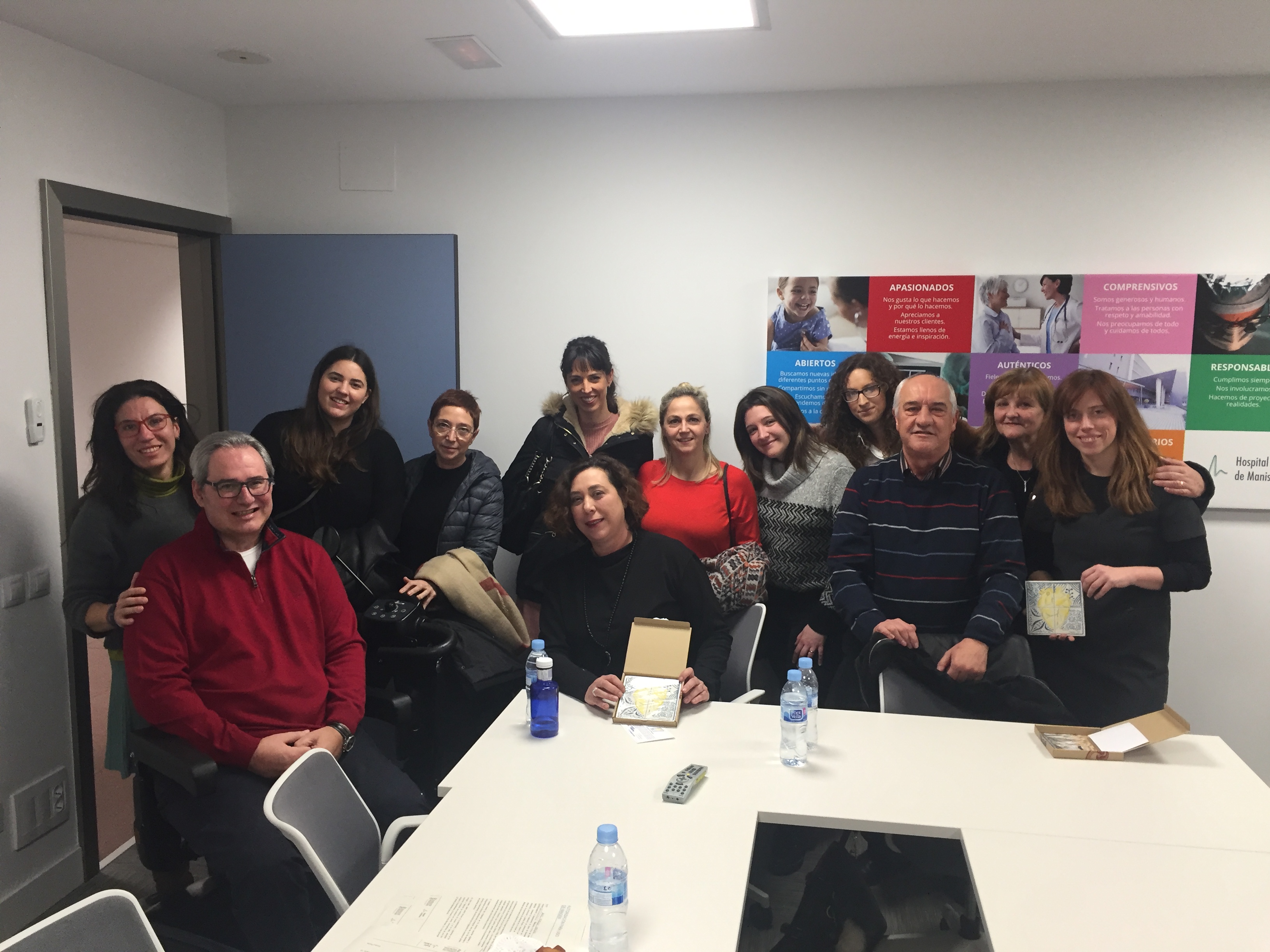 Reunión de enfermeras y enfermeros dela UCI del Hospital de Manises.