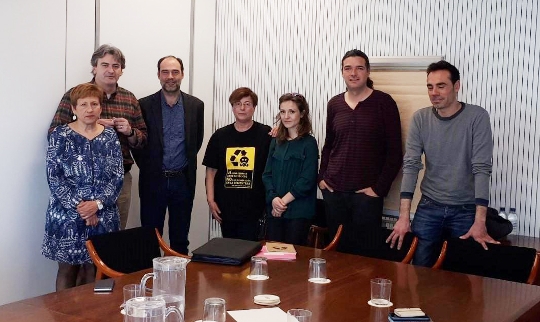 Reunión de representantes de los ayuntamientos de La Hoya y miembros de Aire Limpio con el nuevo secretario autonómico F. Quesada.