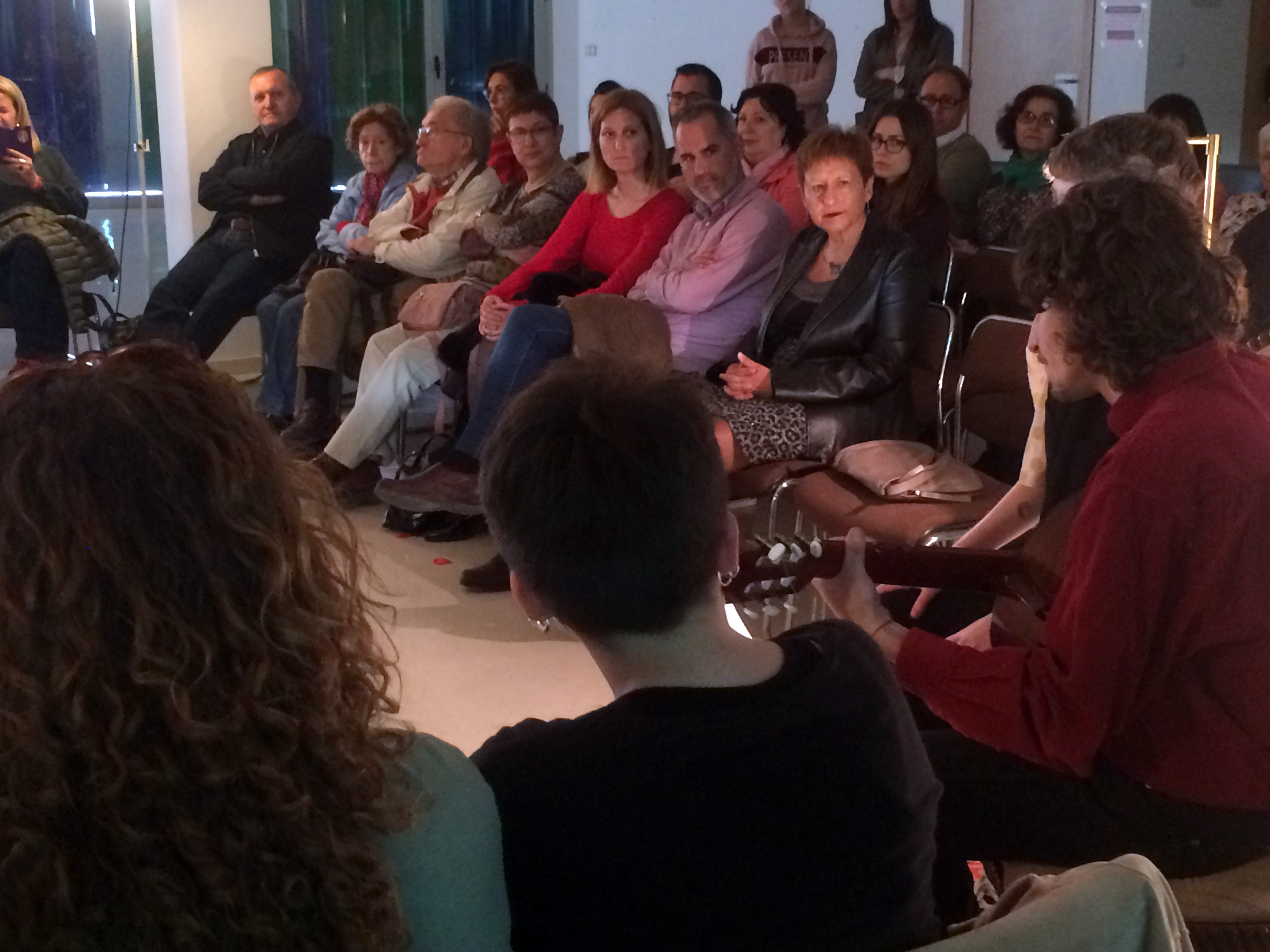 El público disfrutó de la música en directo de Lucía Alba Tirado y Ximo Aldás.