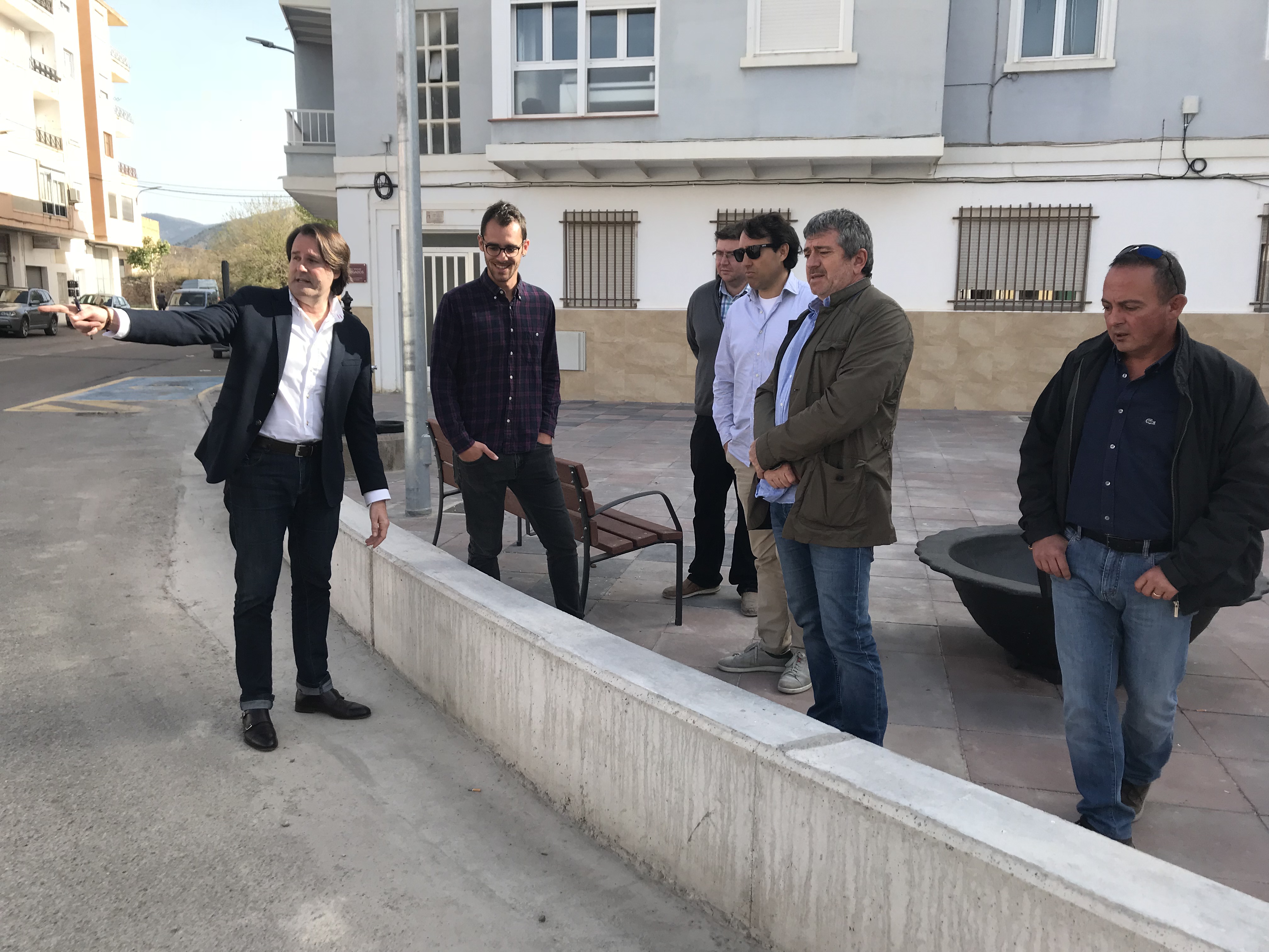 Las obras que ha realizado el Ayuntamiento de Villar del Arzobispo para la adecuación del pavimento de la plaza han contado con una ayuda de 92.500 euros del Programa de Riesgos Geológicos de la Diputación.