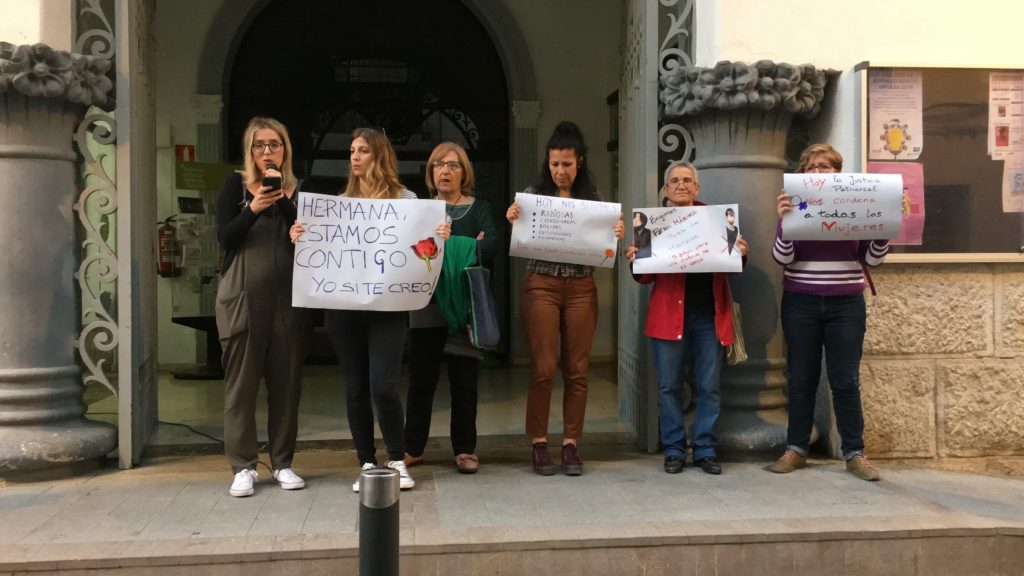 Concentración de protesta ante las puertas el Ayuntamiento de Buñol.