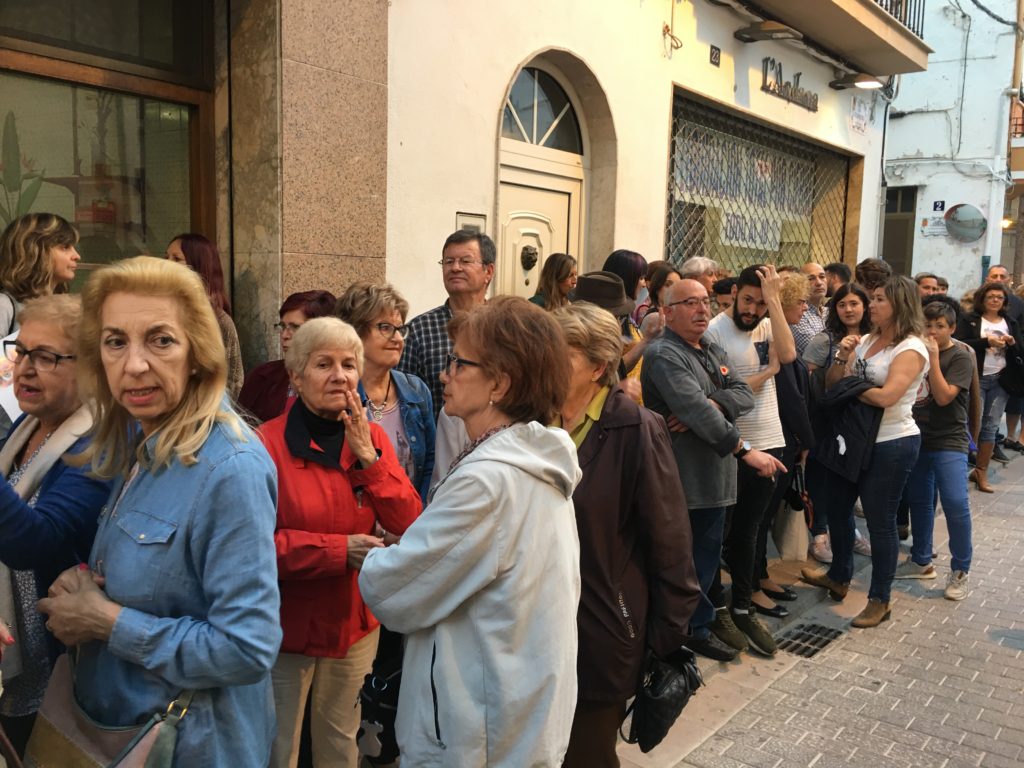 Concentración de protesta ante las puertas el Ayuntamiento de Buñol.