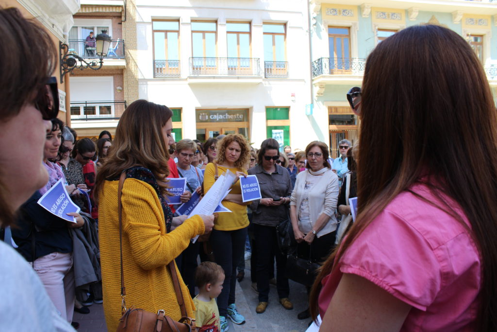 Concentración de protesta ante las puertas el Ayuntamiento de Cheste.