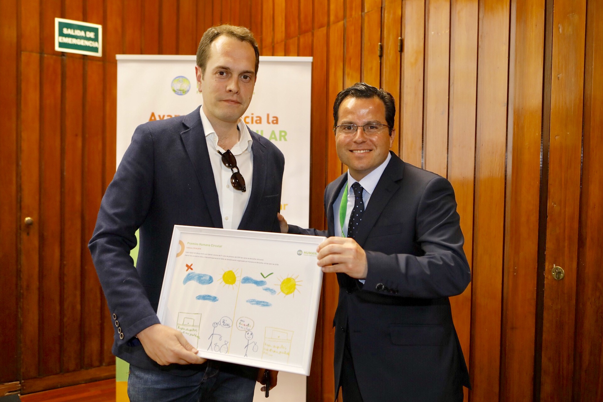 El alcalde de Cheste, José Morell, en representación del Ayuntamiento, recogía el galardón.