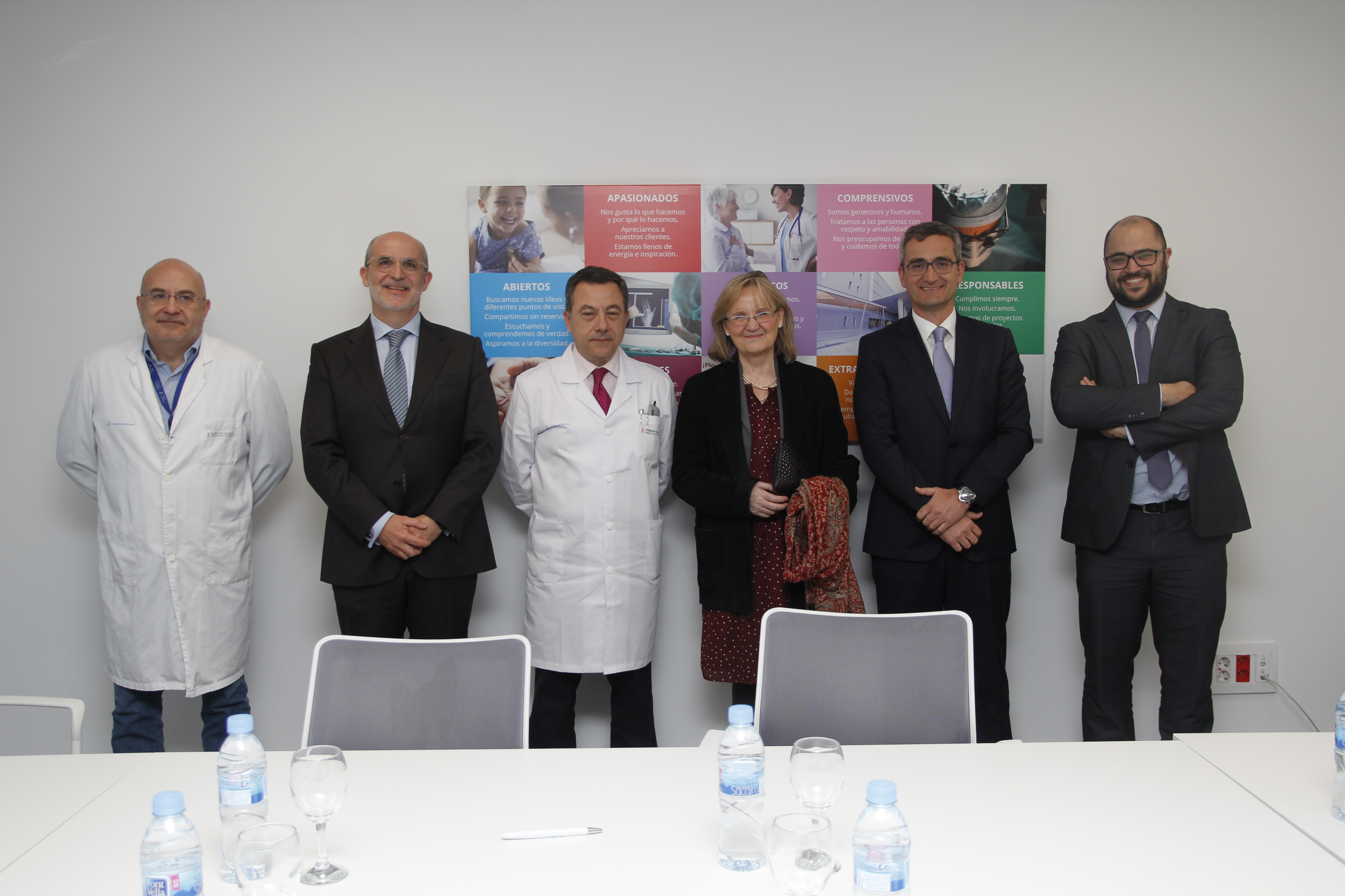 De izquierda a derecha: Manuel Tejeda, jefe de servicio de Medicina Intensiva; Germán Cerdá, decano de Medicina; Ricardo Trujillo, gerente del Hospital de Manises; Asun Gandía, rectora UCV; David Fernández, decano de Enfermeria.