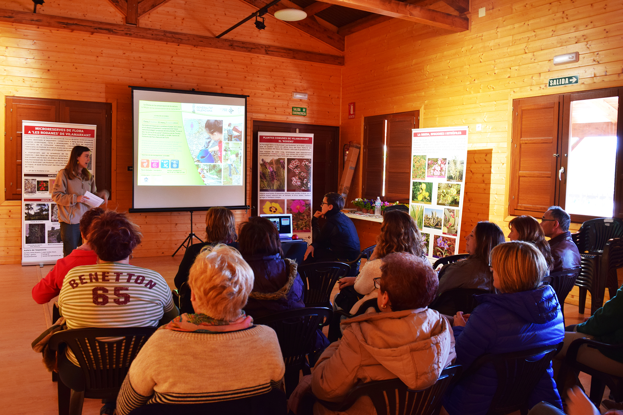 Este dissabte, 31 de març, el Centre de visitants del Parc Natural del Túria va acollir esta xarrada-col·loqui amb la presència d'una vintena de dones voluntàries i representants d'associacions mediambientals i ecologistes.