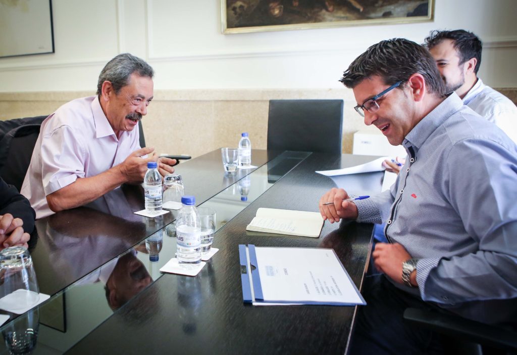 El presidente de la Diputació de València con el alcalde de Domeño.