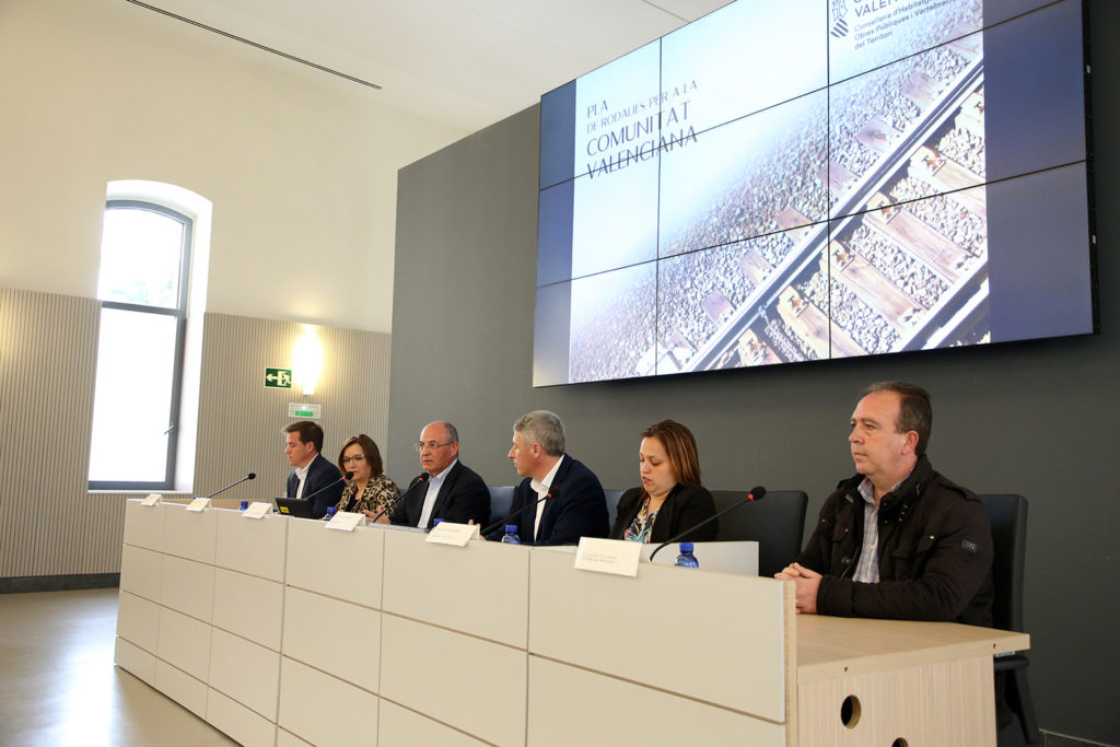 El director general de Obras Públicas, Transporte y Movilidad, Carlos Domingo, tras la reunión que ha mantenido con los dirigentes municipales.