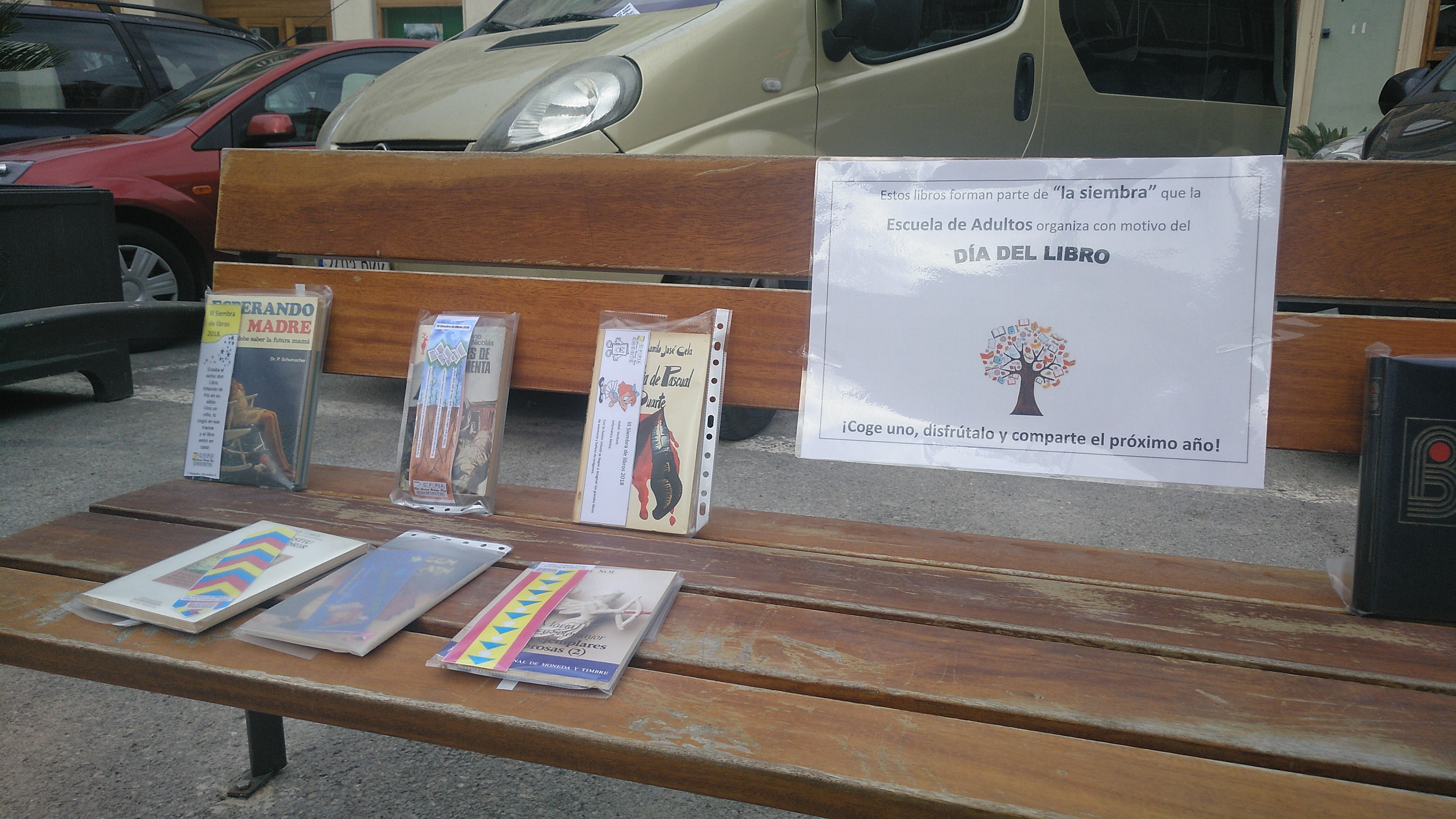 Los libros se han repartido entre marquesinas de paradas de autobús, en la estación de Renfe, en las plazas Doctor Cajal y Constitución, entre otros lugares.