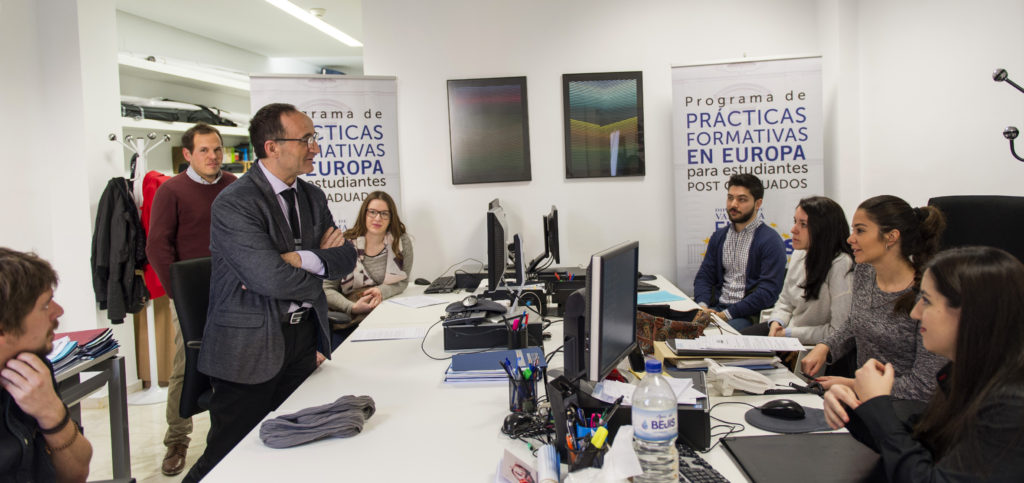 En la primera parte del programa de 2018, un total de 17 jóvenes posgraduados podrán optar a cinco meses de formación en empresas e instituciones de toda Europa.