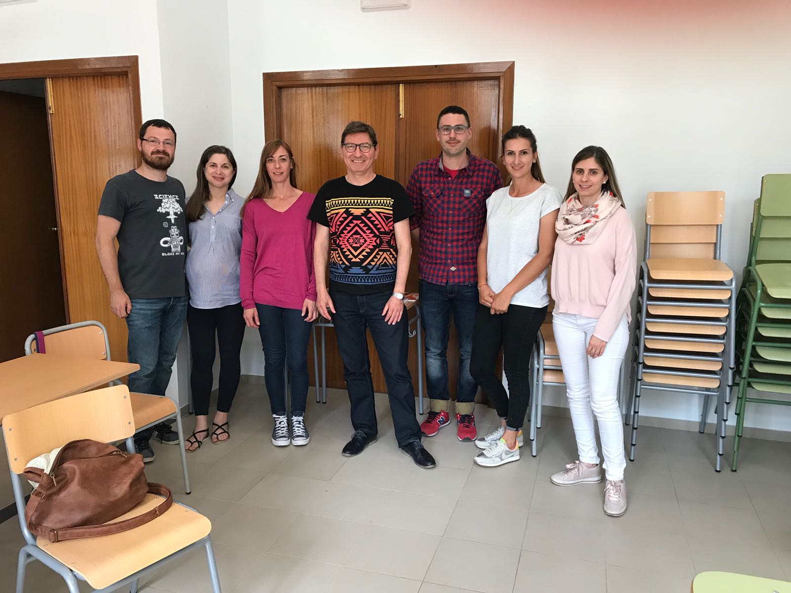 Participantes en la iniciativa desarrollada en Cheste con el profesor.