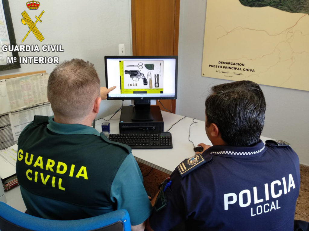 Los delitos fueron cometidos todos ellos en la población de Chiva donde vivía el presunto autor de los hechos.