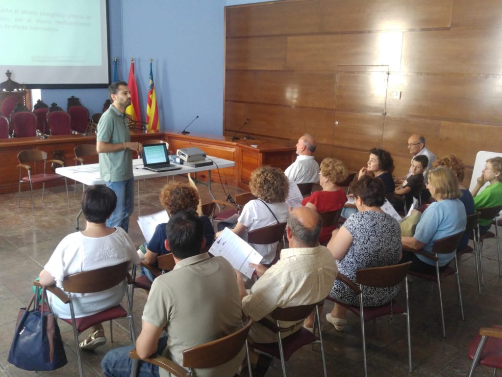 Durante la charla el ingeniero explicó cada uno de los apartados que aparecen en el recibo de la luz.