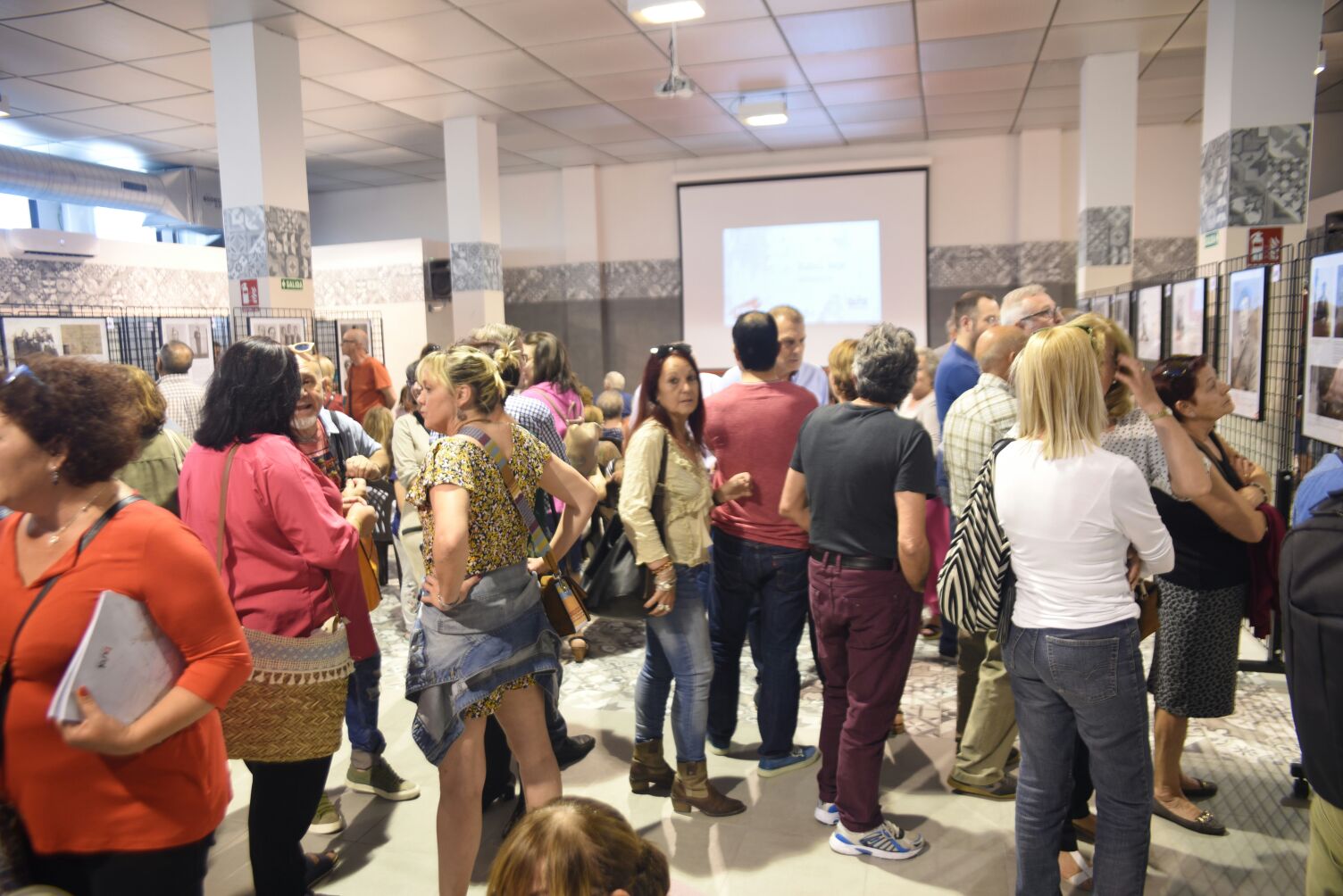 La exposición Buñol Rojo continúa abierta todos los fines de semana de junio en la Sala Mercado en horario de viernes de 18 a 20.30h, sábados de 18 a 21h y domingos de 12 a 14h.