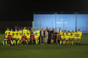 Directivos y entrenadores junto al primer equipo y conjuntos inferioes. Fotos: Raúl Miralles.