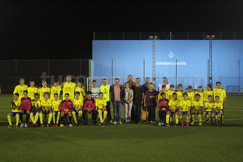 Directivos y entrenadores junto al primer equipo y conjuntos inferioes. Fotos: Raúl Miralles.