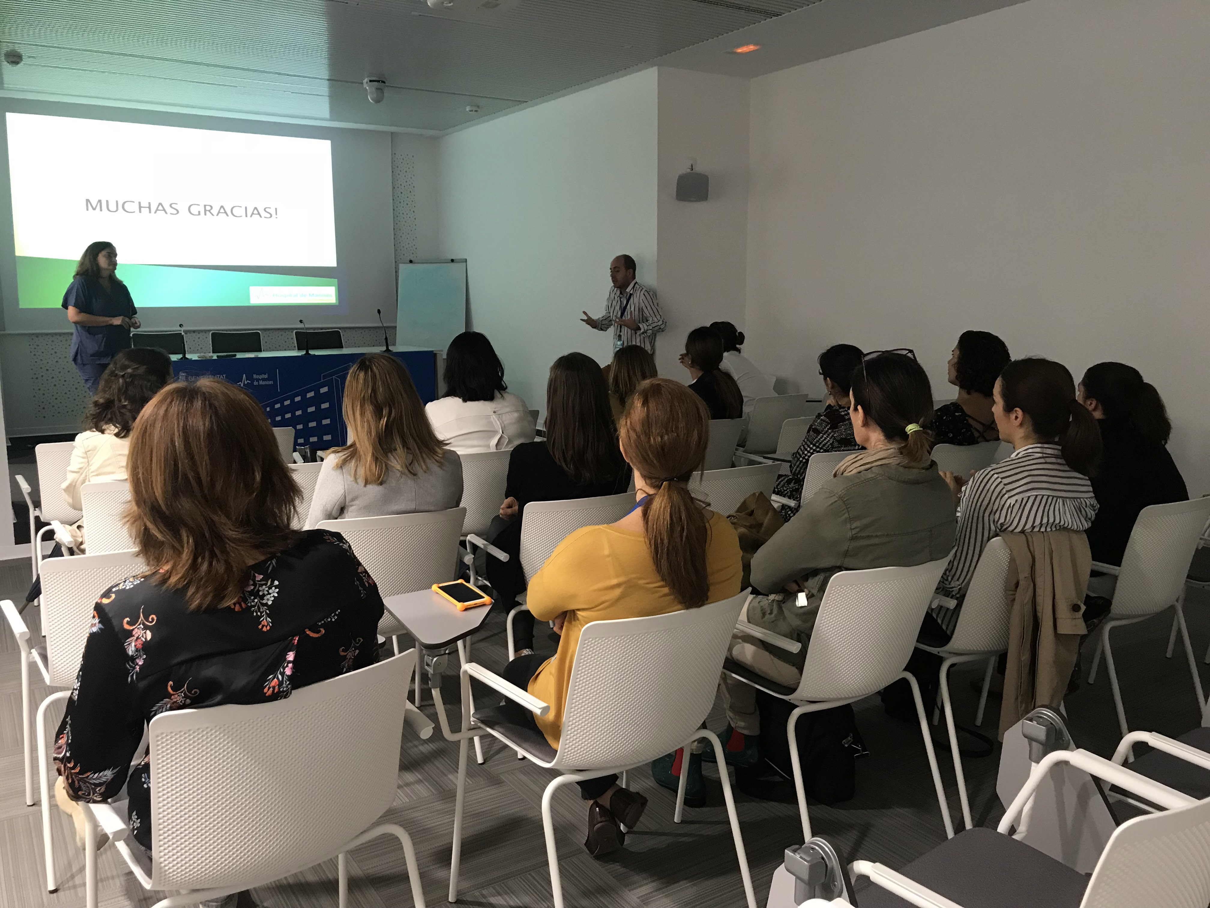 El Hospital de Manises celebra un taller de auto palpación mamaria.