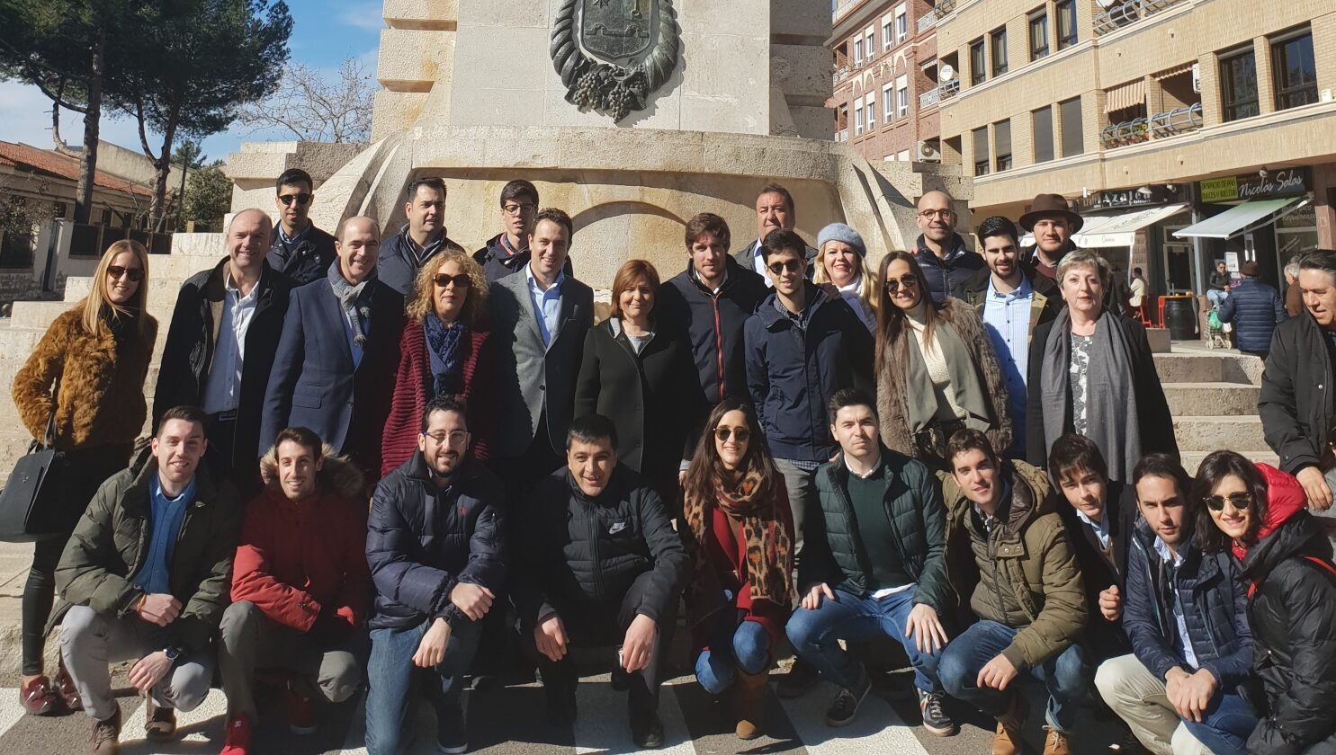 Isabel Bonig rodeada de militantes en Requena.