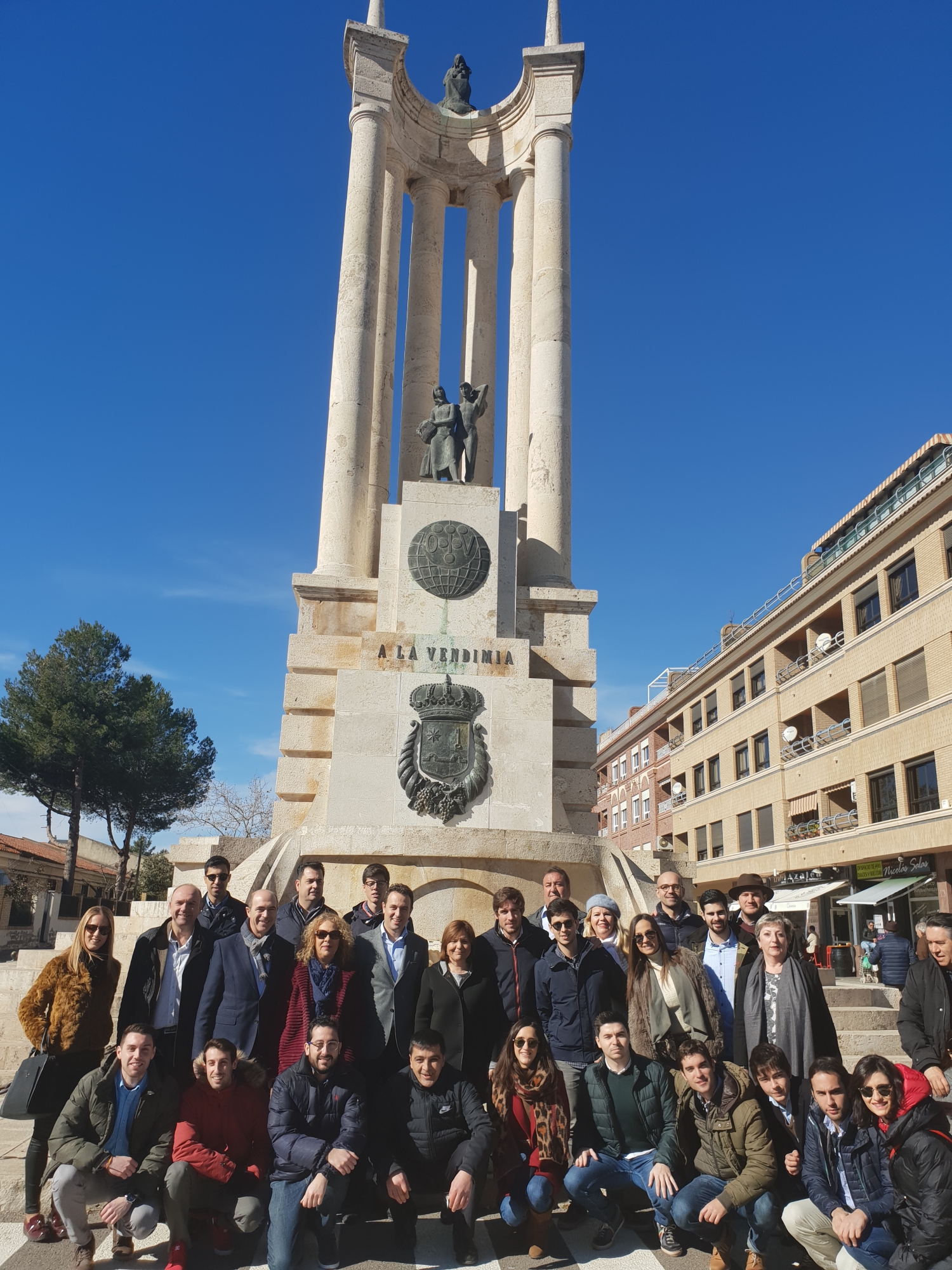 Isabel Bonig rodeada de militantes en Requena.