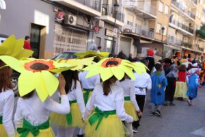 Cientos de niños y niñas celebran el carnaval en Cheste.