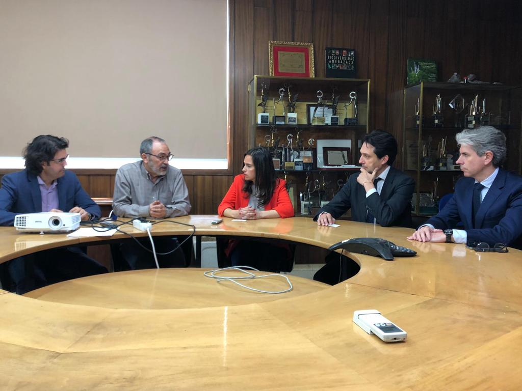 Durante su visita a Buñol, Belén Hoyo ha estado acompañada del diputado Vicente Betoret y del portavoz en el plenario local del PP, Marcial Díaz.