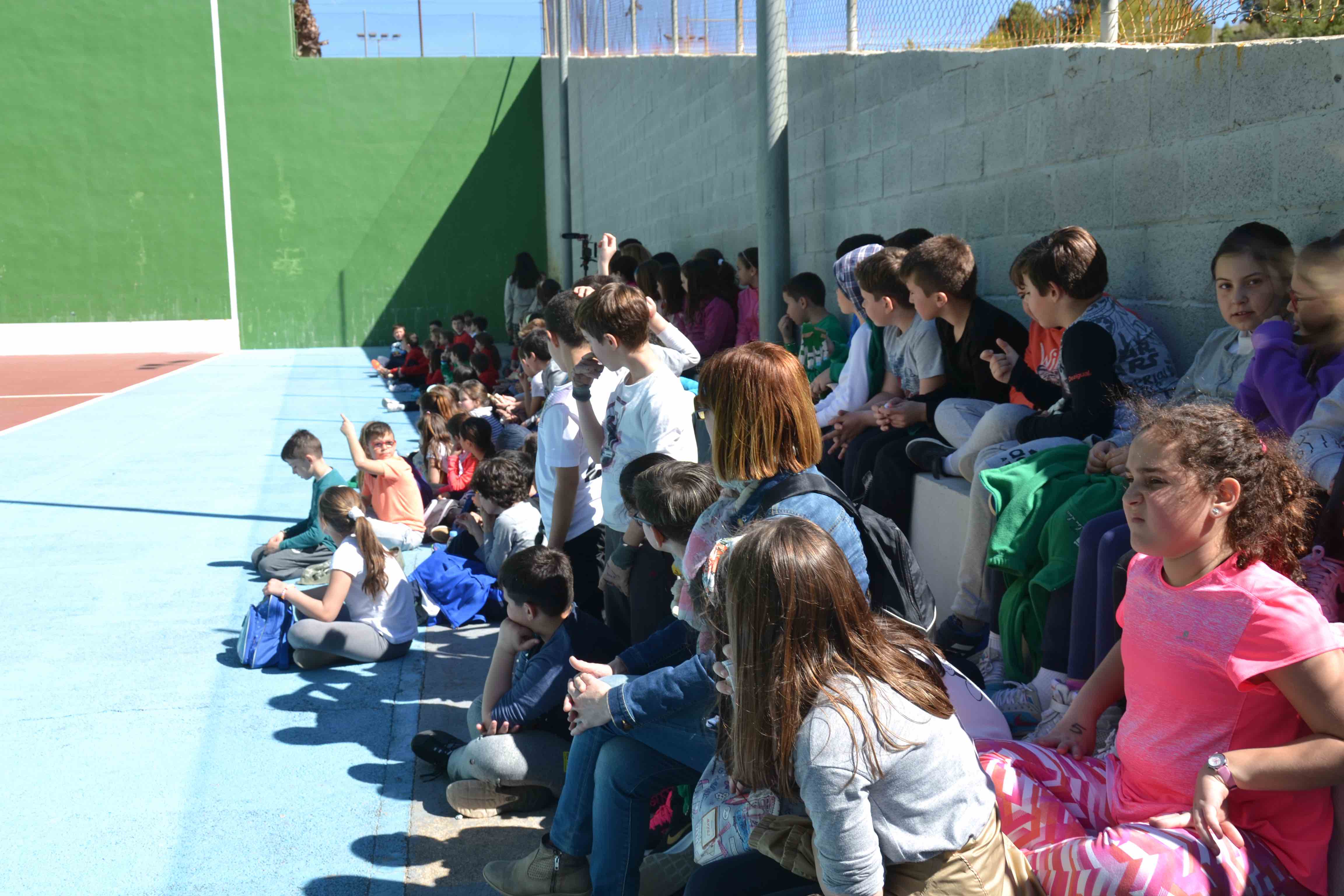 Los alumnos de 1º y 2º de Primaria de los tres colegios de Buñol celebran el Día del Deporte este viernes.
