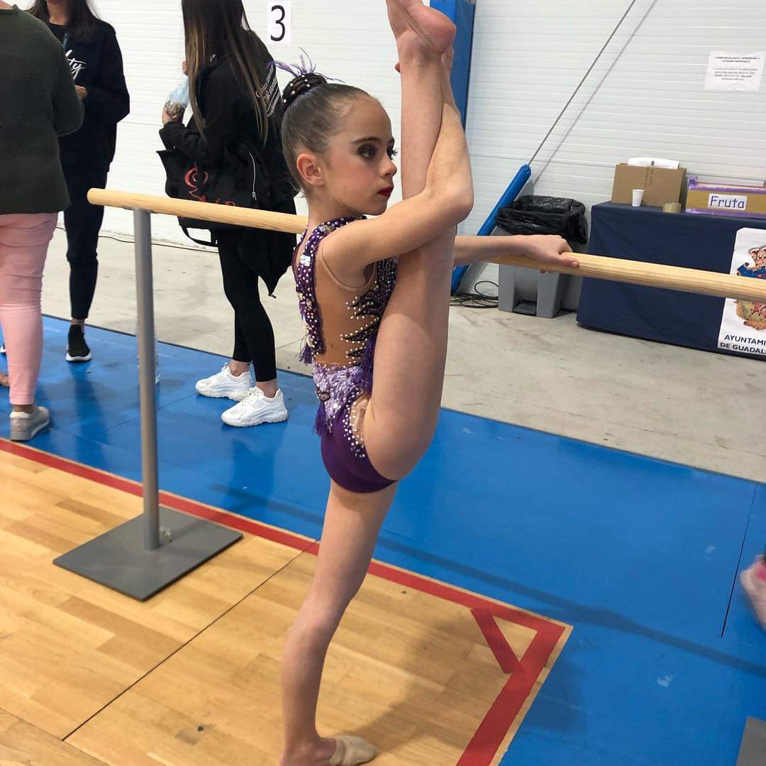 Una joven gimnasta preparándose para la exhibición.