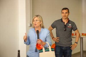 La diputada con el cabeza de lista en Cheste.