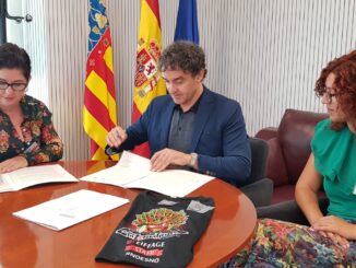 El secretario autonómico de Turisme, Francesc Colomer y la alcaldesa de Buñol, Juncal Carrascosa , han firmado un convenio de colaboración.