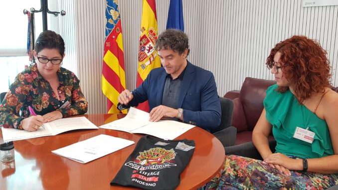 El secretario autonómico de Turisme, Francesc Colomer y la alcaldesa de Buñol, Juncal Carrascosa , han firmado un convenio de colaboración.