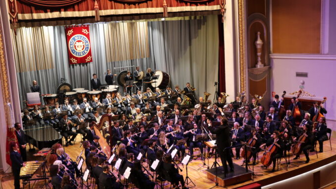 La banda de «La Artística» de Buñol en el escenario de Llíria.