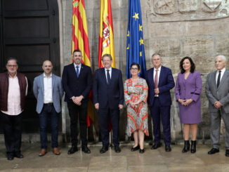 Ximo Puig con los alcaldes y alcaldesas así como a representantes de las bandas de música.