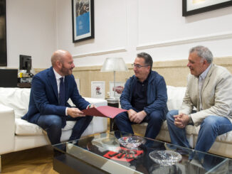 El presidente de la Diputació, Toni Gaspar, con el alcalde de Yátova, Miguel Tórtola, y el concejal Emilio García.
