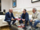 El presidente de la Diputació, Toni Gaspar, con el alcalde de Yátova, Miguel Tórtola, y el concejal Emilio García.